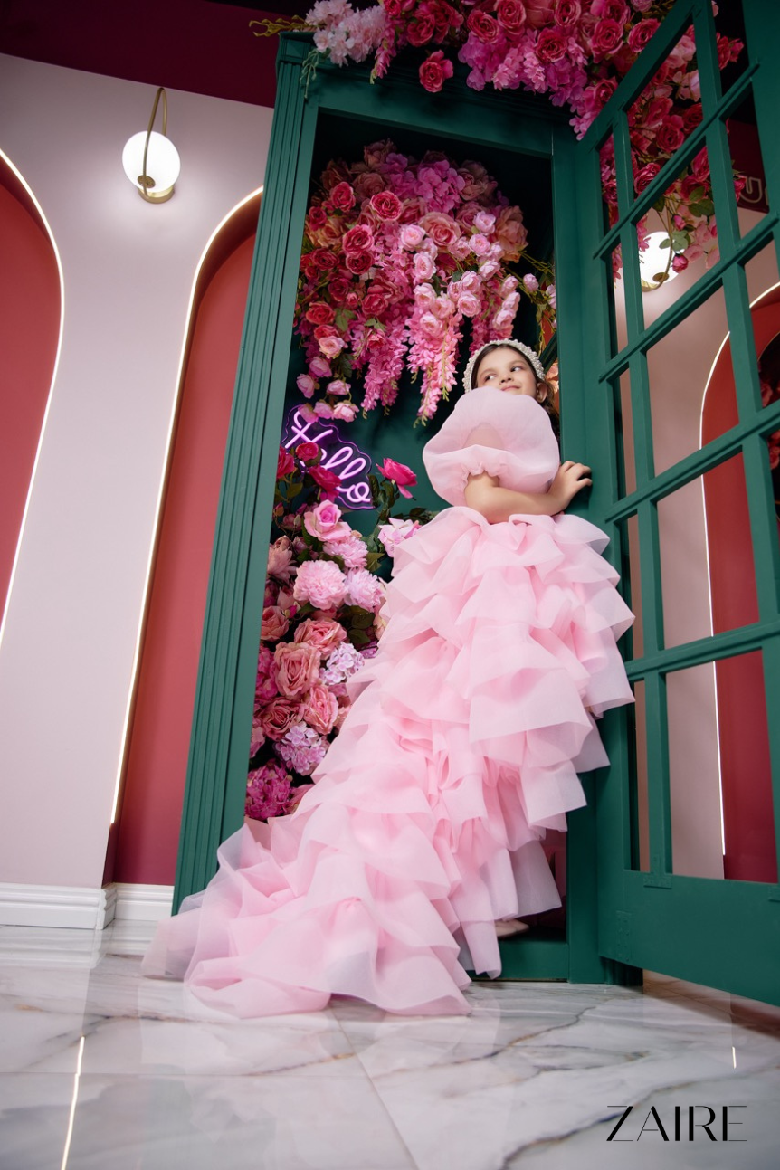 Rochie Lunga Roz Eleganta fete, cu volane, trena si perle  - Bella