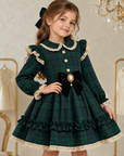 Rochie vintage în carouri verde-bleumarin cu guler din dantelă crem, fundă din catifea și camee pentru fete - Rita