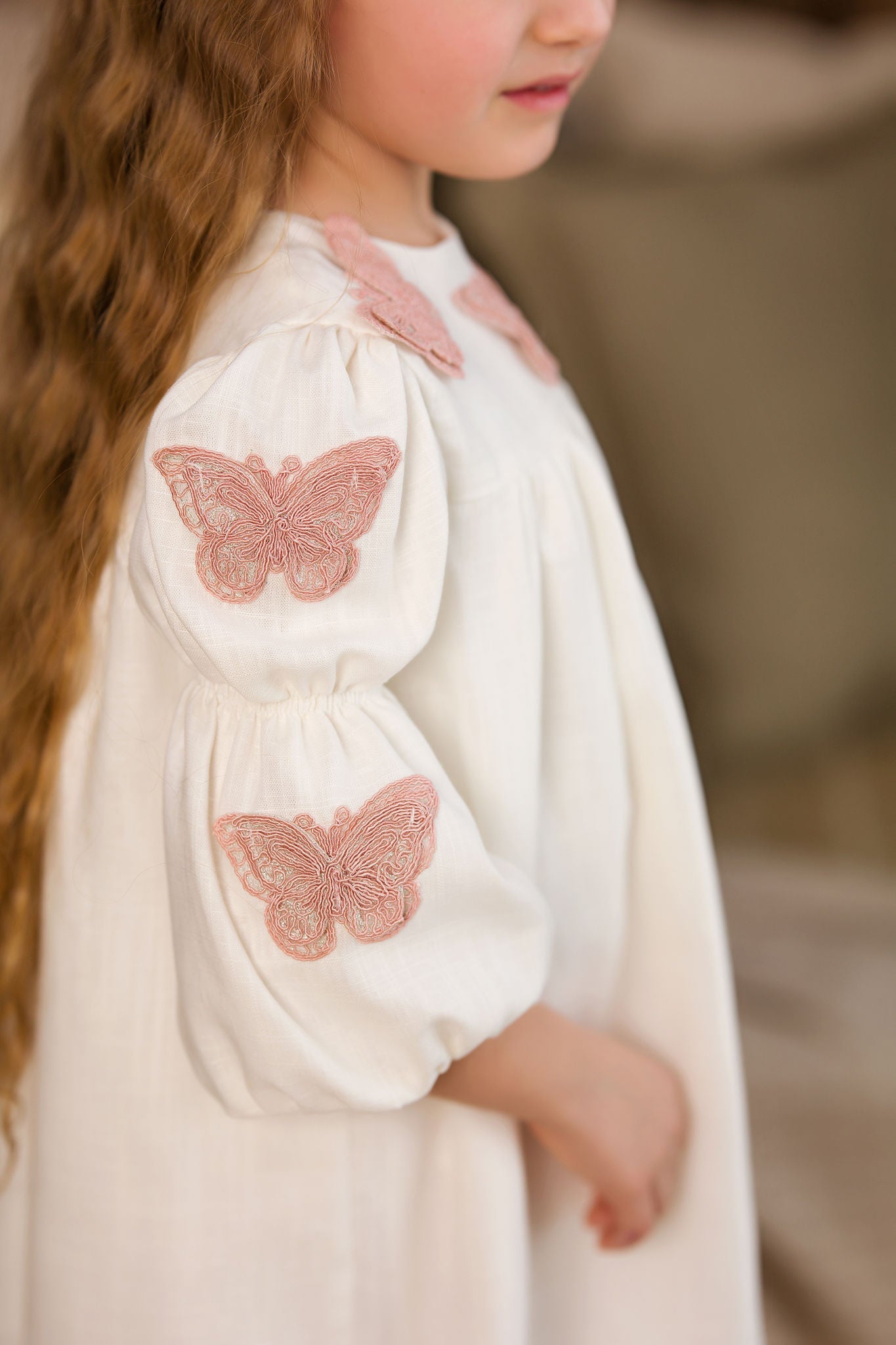 Rochie Eleganta Fete, din in ivory accesorizata cu fluturi roz - Mabel