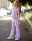 Trening din catifea lila cu pantalon evazat și bluza cu umerasi pentru fete