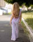 Trening din catifea lila cu pantalon evazat și bluza cu umerasi pentru fete