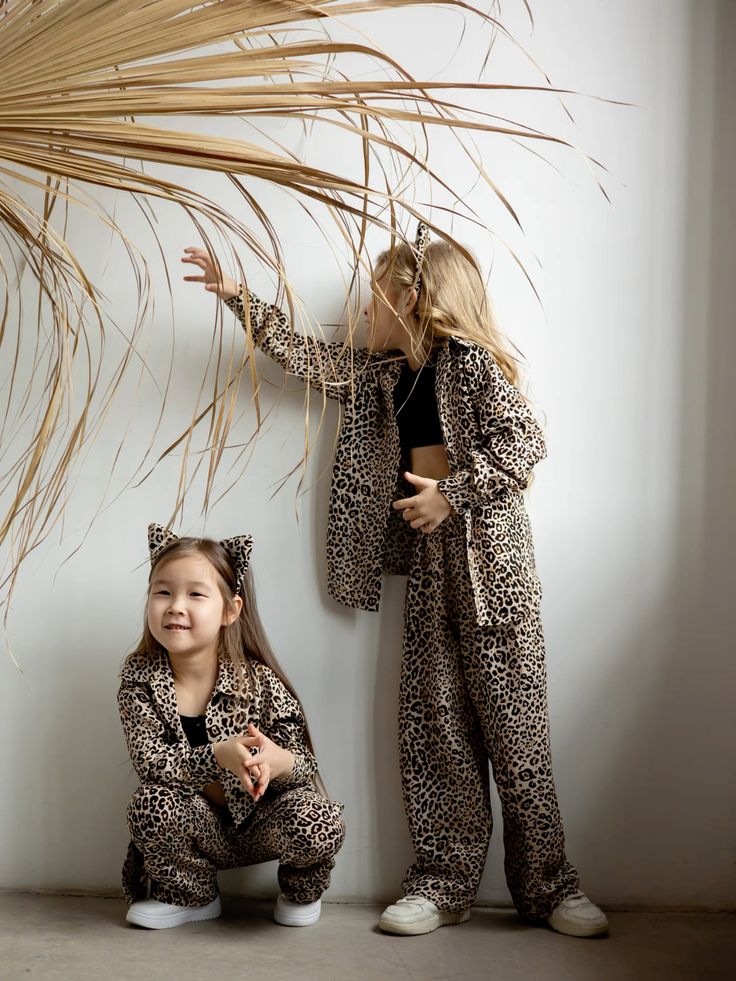 Compleu pentru fete, pantaloni oversize si camasa animal print - Blanca