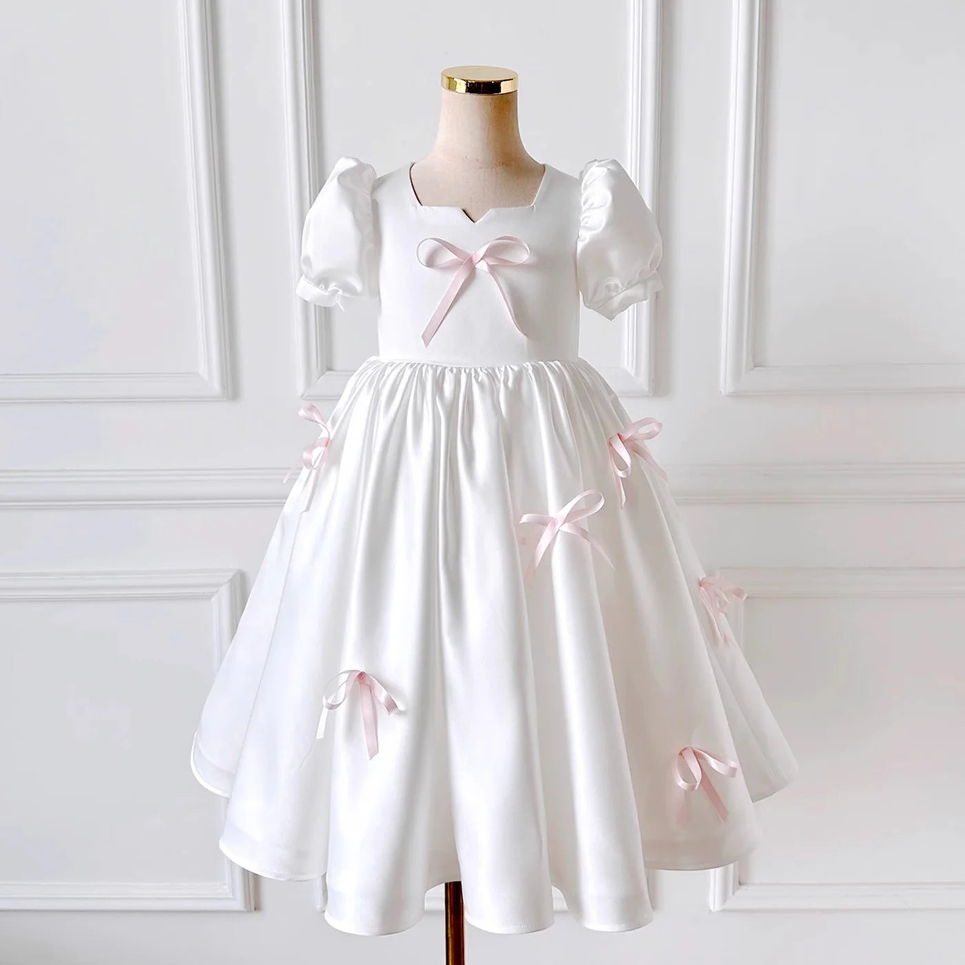 Rochie albă eleganta pentru fete, cu fundite roz si maneca bufanta din tafta - Cassandra