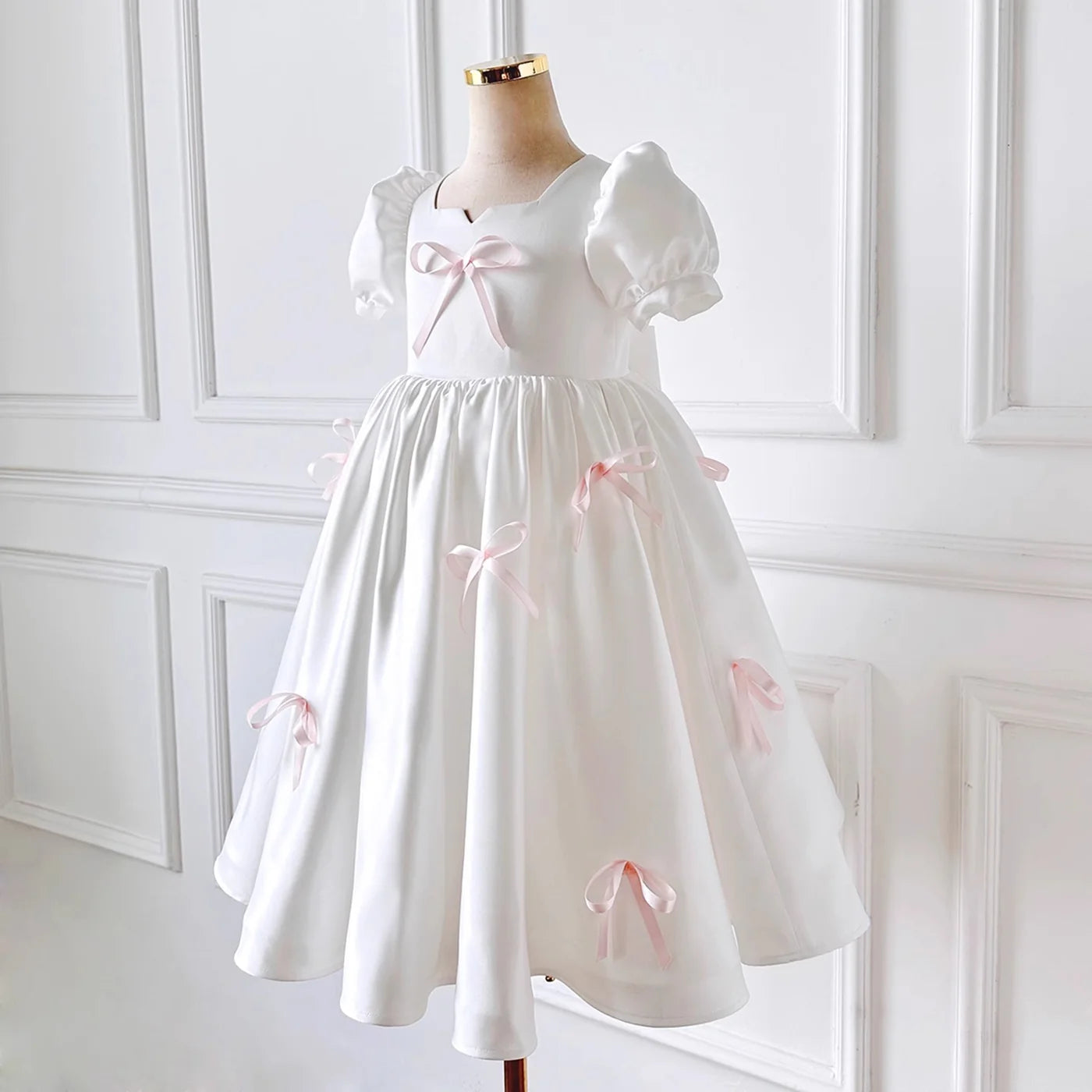 Rochie albă eleganta pentru fete, cu fundite roz si maneca bufanta din tafta - Cassandra