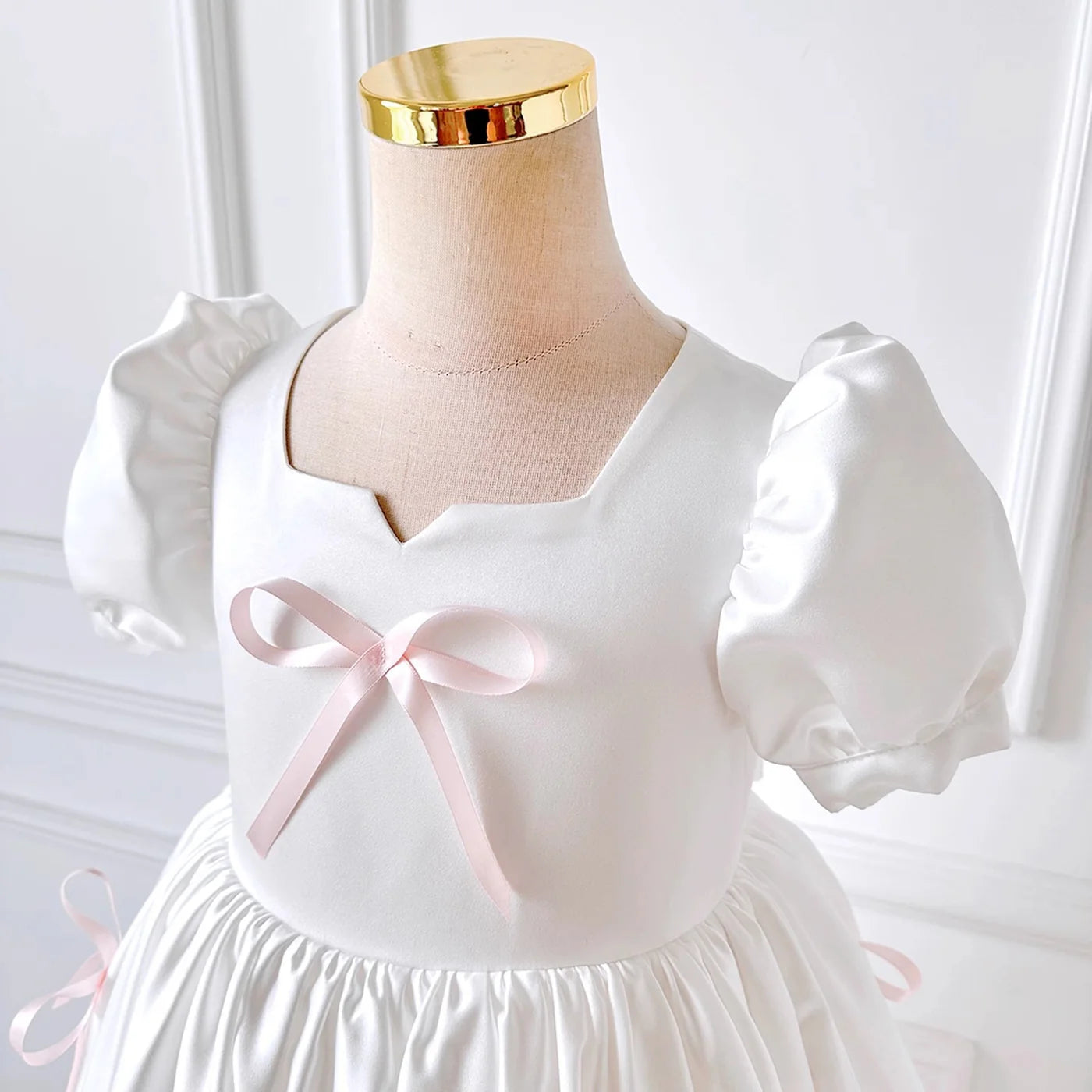 Rochie albă eleganta pentru fete, cu fundite roz si maneca bufanta din tafta - Cassandra