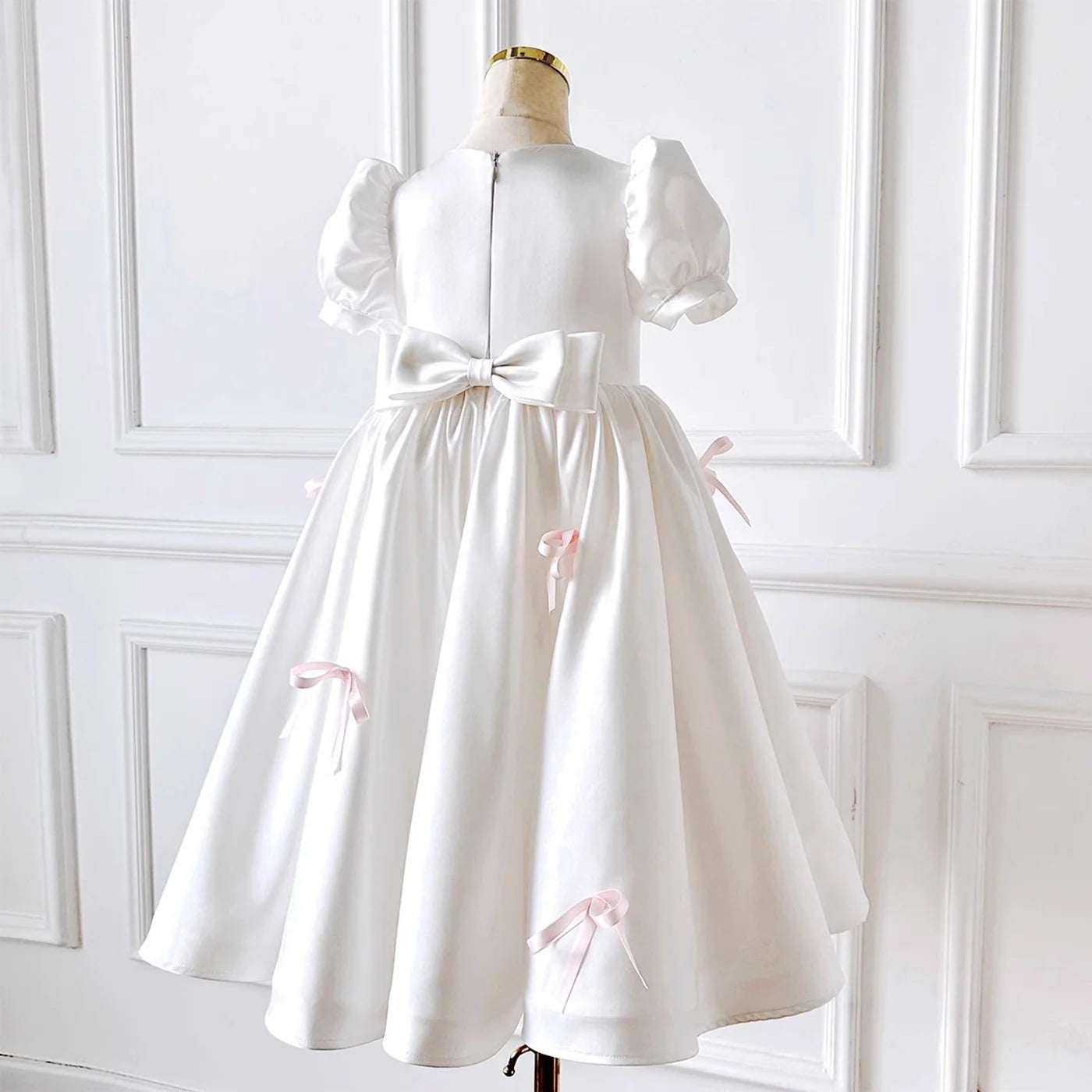 Rochie albă eleganta pentru fete, cu fundite roz si maneca bufanta din tafta - Cassandra