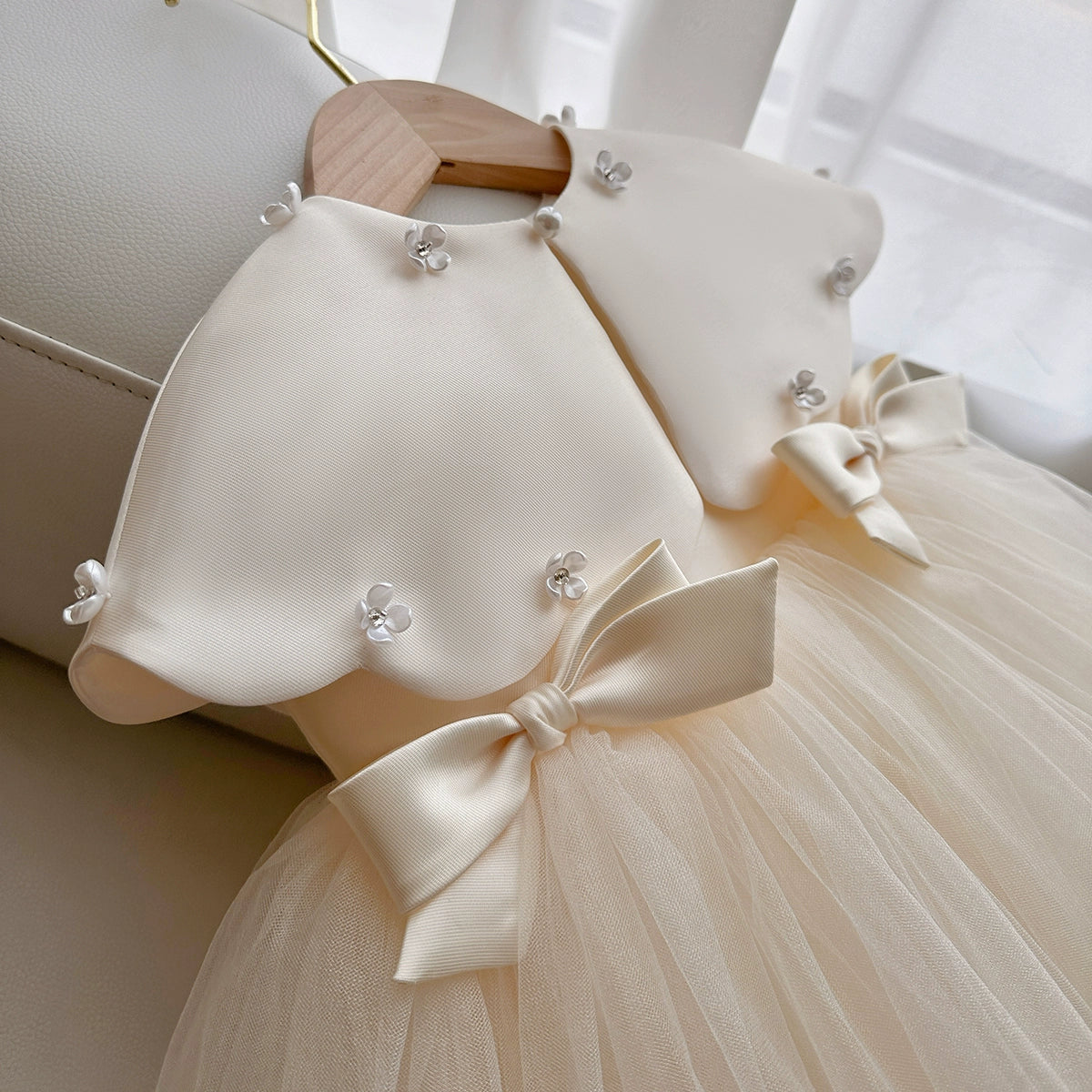 Rochie crem eleganta pentru fete, cu capa din tafta si accesorii pretioase - Sherry