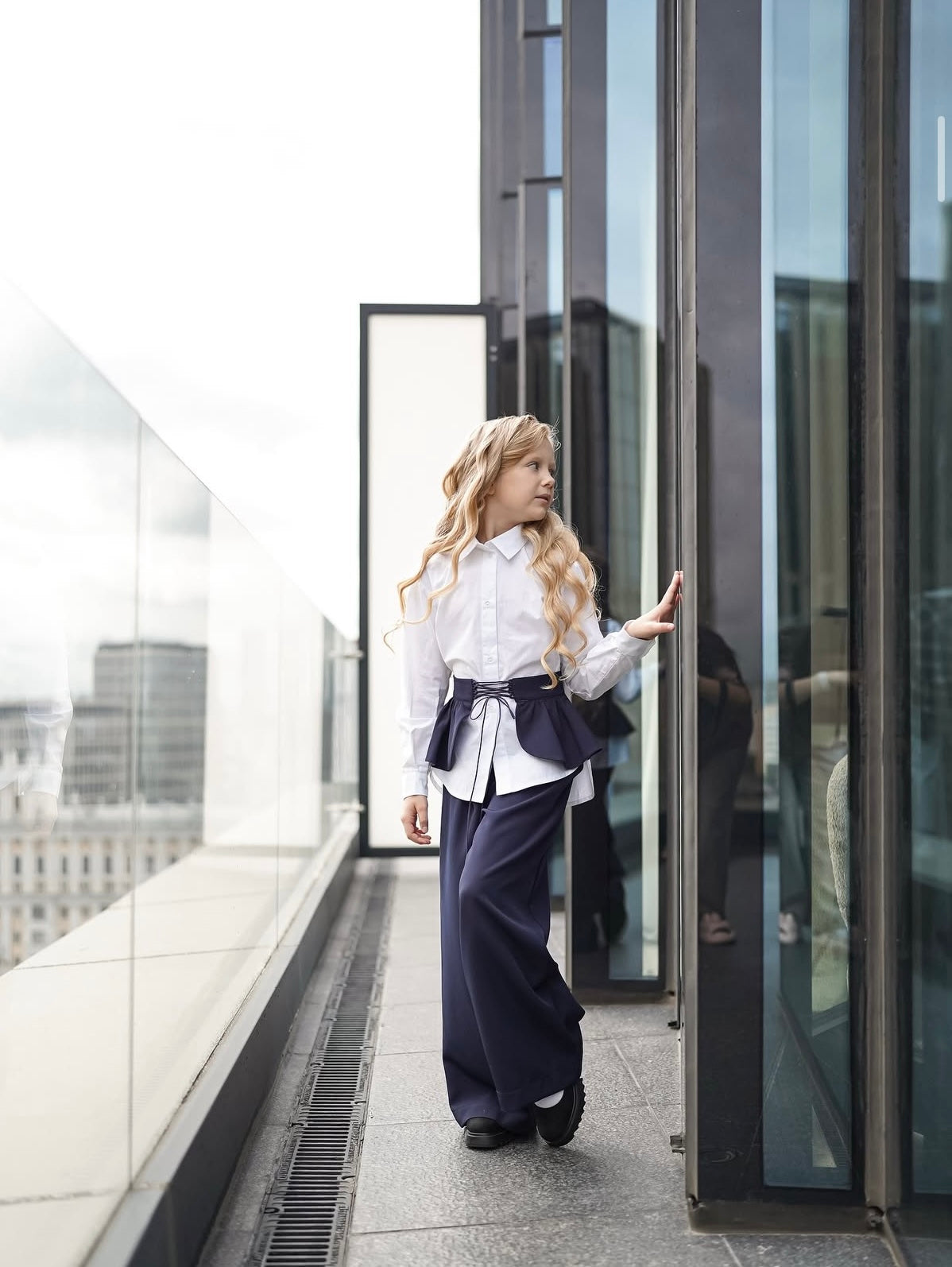 Compleu casual bleumarin, pantalon evazat, camasa alba si brau cu volan pentru fete - Pixie