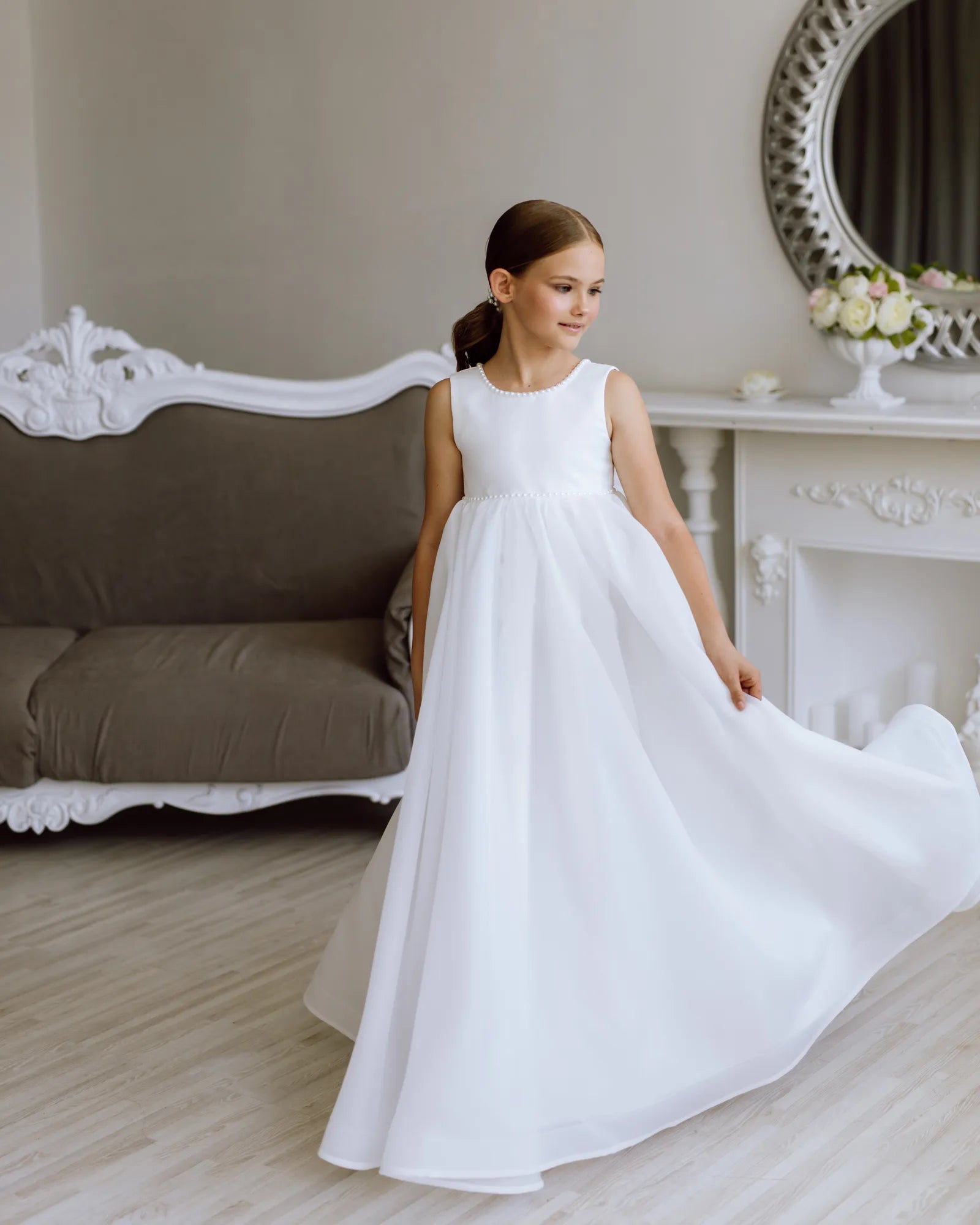 Rochie alba lunga eleganta pentru fete, din organza alba si perle - Tina