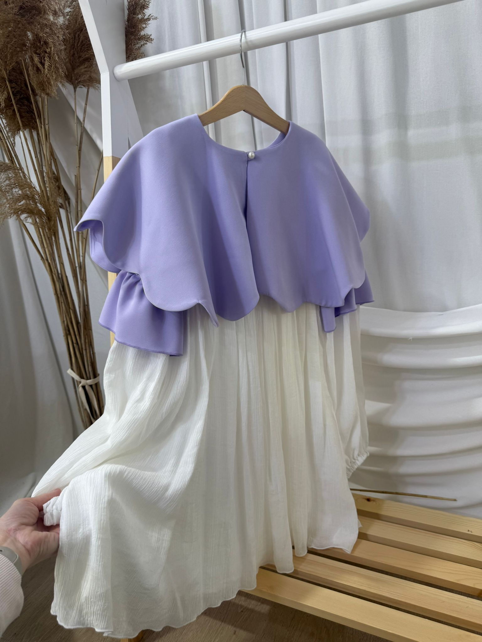 Rochie alba cu pelerina lila 10 ani (produs disponibil in stoc)