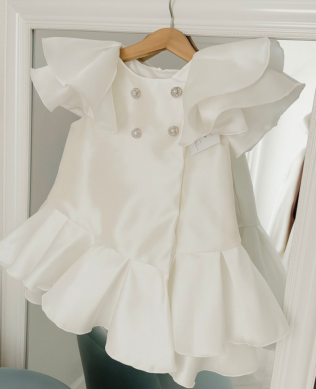 Rochie alba eleganta pentru fete, cu volane din tafta