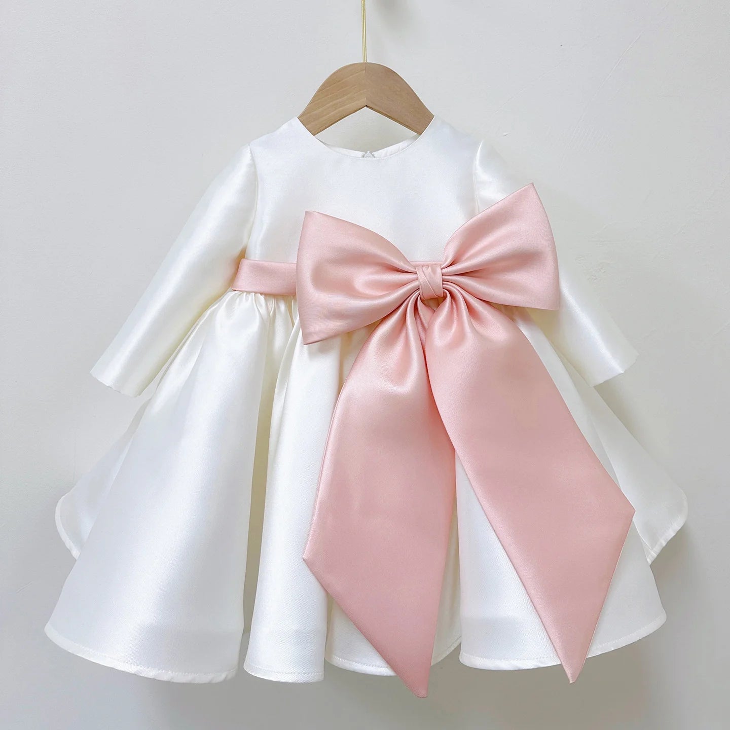 Rochie alba eleganta cu fundita roz din tafta - Eda