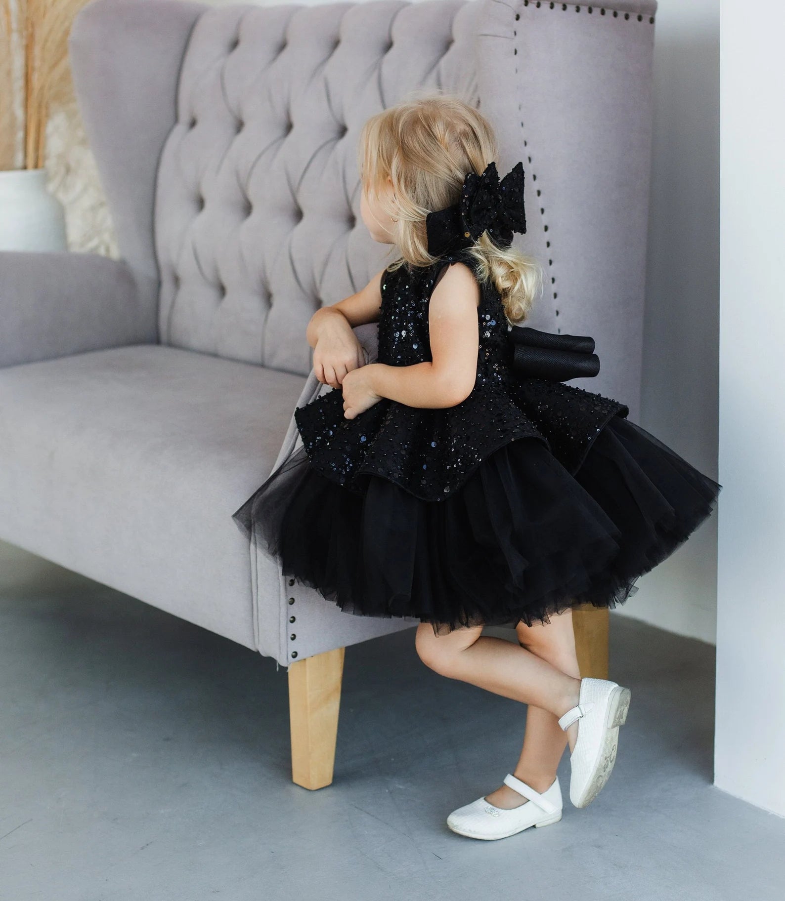 Rochie neagra eleganta din dantela cu perle si volane din tulle pentru fete - Candy