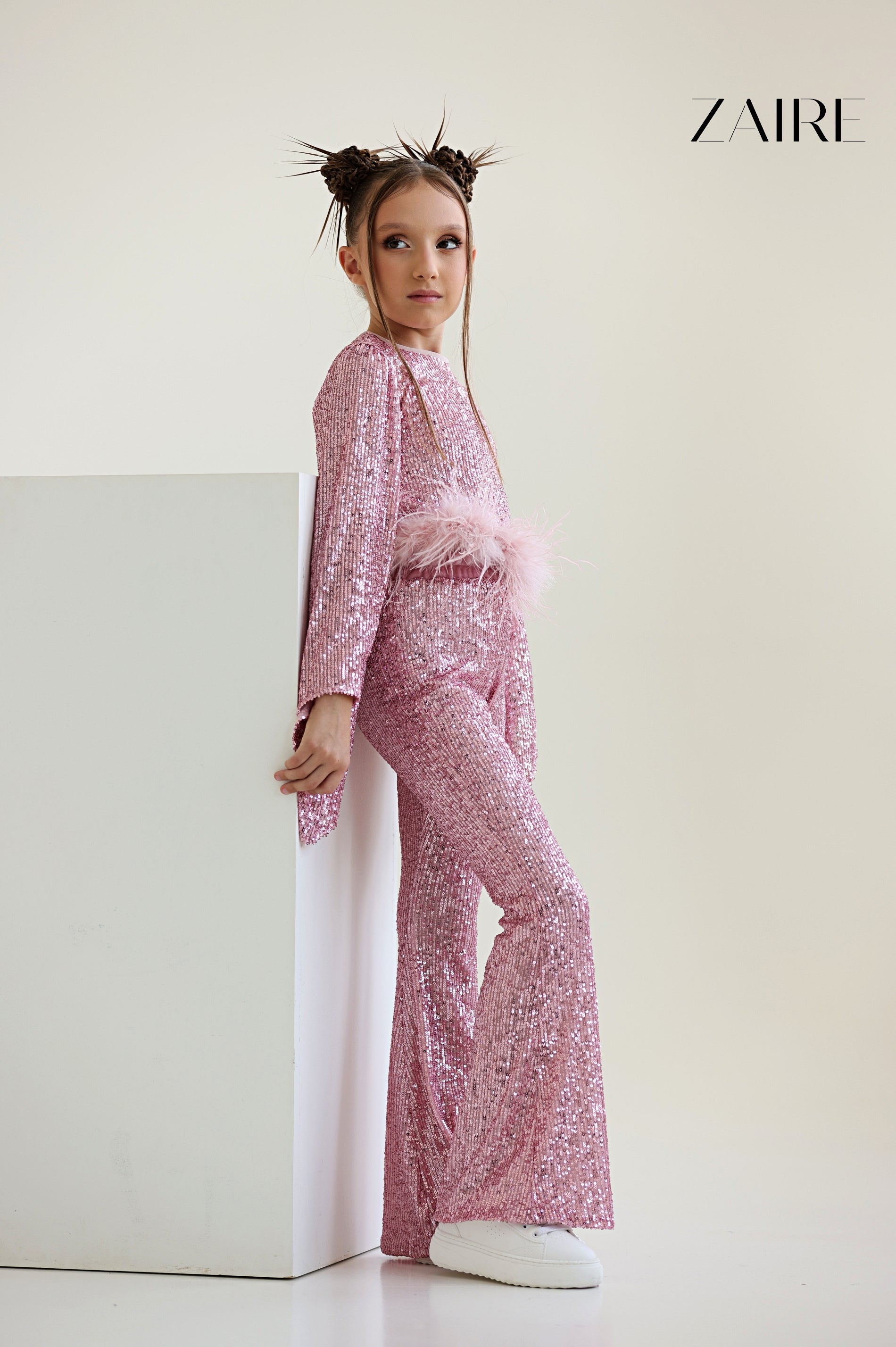 Compleu roz barbie elegant pentru fete, din paiete bluza cu fulgi naturali si pantalon evazat - Eliana