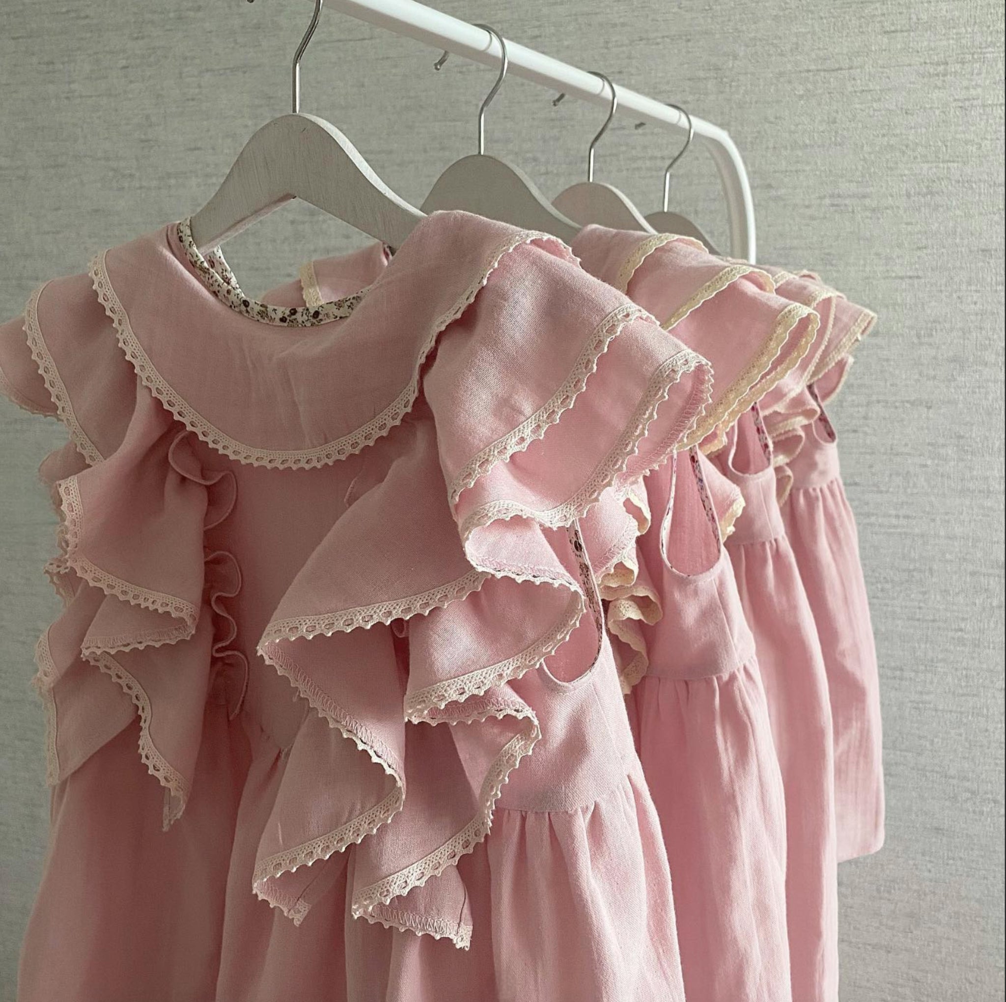 Rochie roz cu volanase din muselina pentru fete - Eda