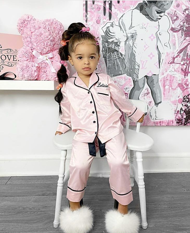 Pijama roz model clasic din satin pentru fete - Personalizare Broderie