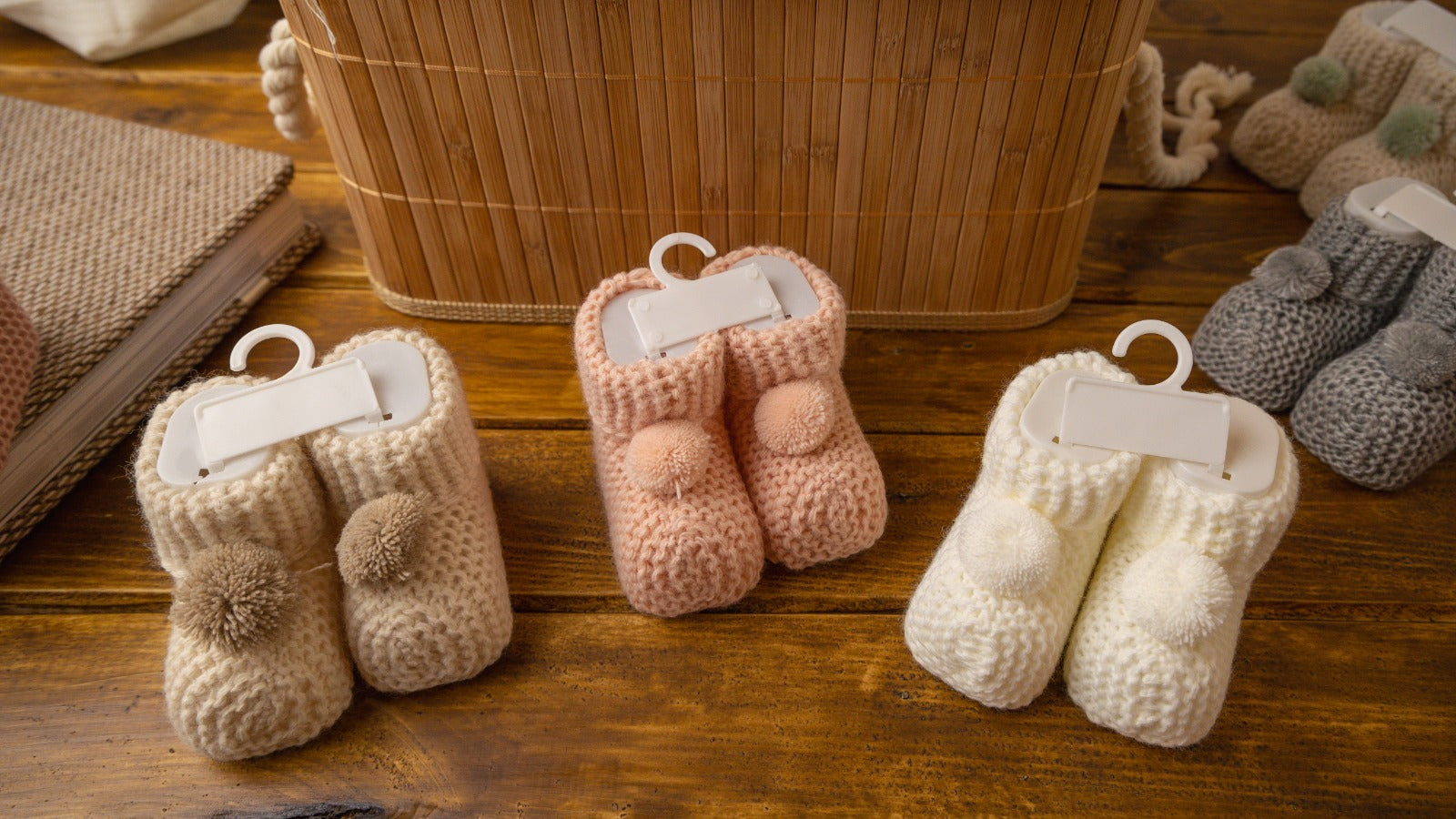 Botosei tricotati pentru bebelusi cu ciucure