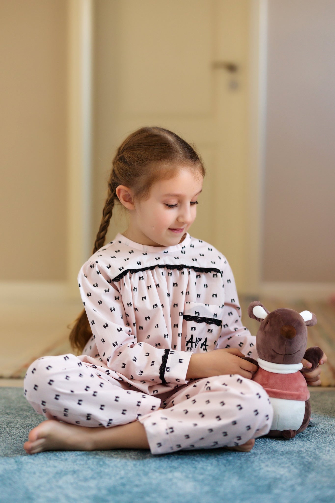 Pijama roz din bumbac imprimat cu pisicute si dantela neagra pentru fete - Personalizare Broderie