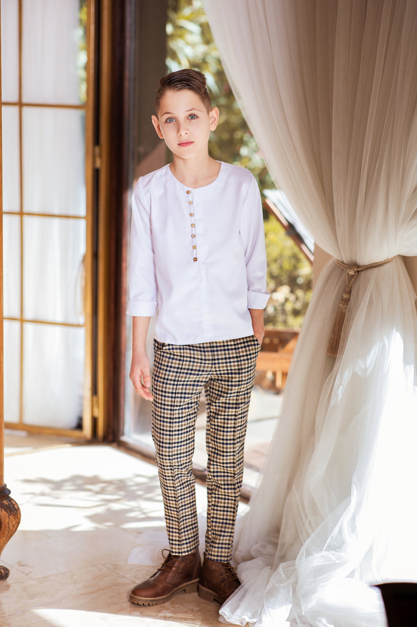 Compleu pantalon in carouri si camasa alba cu nasturi din lemn pentru baieti - Lorand